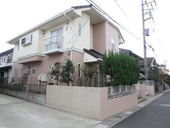 雪止め金具がついた事によってお隣の駐車場に迷惑がかからなくなったので一安心です。