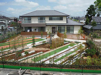 見違えるほどに、きれいに施された庭に満足しています。