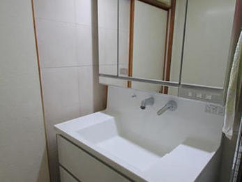 収納場所がたくさんあり助かります。LED照明になり、やわらかい明りになりました。