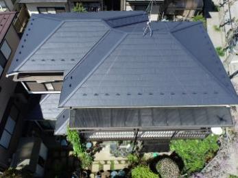 屋根カバー工法リフォーム。屋根材は軽量で断熱性、耐久性に優れたガルテクトです。