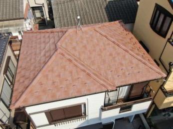 重厚な見た目で、一般陶器瓦の約半分の重さ。「ルーガ 鉄平」で、住まいの地震対策を