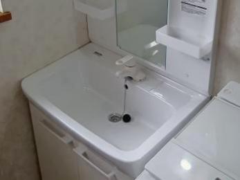 なめらか陶器ボウルで、洗面もつけ置きも快適。LIXIL洗面化粧台「オフト」。