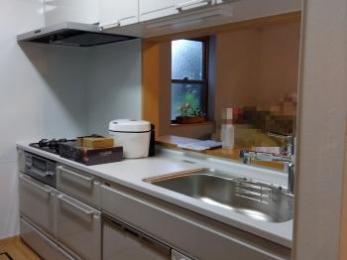 油汚れもサッとひと拭き。湿気にも熱にも負けない。高品位ホーローのキッチンへ