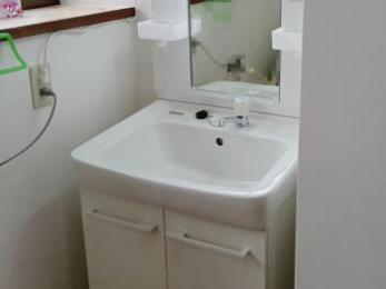 床の沈みも解消。清潔感あふれる明るい洗面室へ