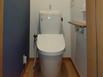 お掃除のしやすさとデザインを両立！アクセントクロスが映えるトイレリフォーム